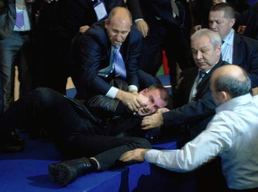 Il tente de tuer un homme politique en plein discours (VIDEO)