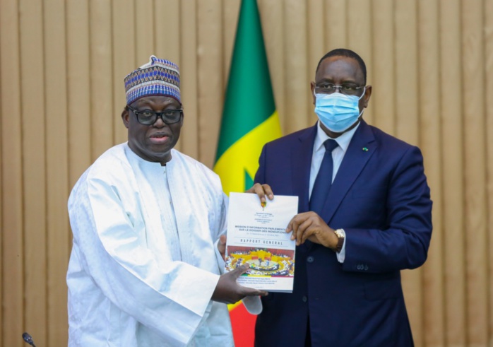 Programme décennal de lutte contre les inondations : Le président Macky Sall a reçu le rapport de la Mission d'information de l'Assemblée Nationale. Programme décennal de lutte contre les inondations : Le président Macky Sall a reçu le rapport de la Mission d'information de l'Assemblée Nationale.
