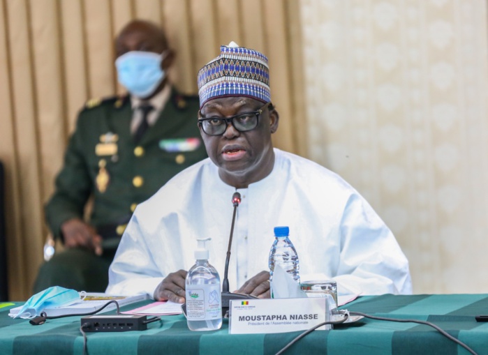 Programme décennal de lutte contre les inondations : Le président Macky Sall a reçu le rapport de la Mission d'information de l'Assemblée Nationale. Programme décennal de lutte contre les inondations : Le président Macky Sall a reçu le rapport de la Mission d'information de l'Assemblée Nationale.