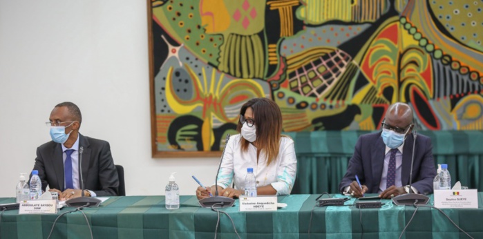 Programme décennal de lutte contre les inondations : Le président Macky Sall a reçu le rapport de la Mission d'information de l'Assemblée Nationale. Programme décennal de lutte contre les inondations : Le président Macky Sall a reçu le rapport de la Mission d'information de l'Assemblée Nationale.