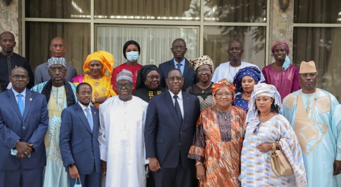 Programme décennal de lutte contre les inondations : Le président Macky Sall a reçu le rapport de la Mission d'information de l'Assemblée Nationale. Programme décennal de lutte contre les inondations : Le président Macky Sall a reçu le rapport de la Mission d'information de l'Assemblée Nationale.