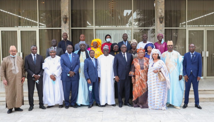 Programme décennal de lutte contre les inondations : Le président Macky Sall a reçu le rapport de la Mission d'information de l'Assemblée Nationale. Programme décennal de lutte contre les inondations : Le président Macky Sall a reçu le rapport de la Mission d'information de l'Assemblée Nationale.