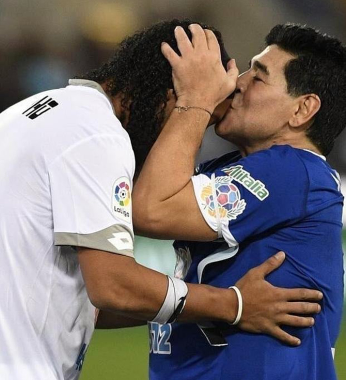 L'hommage de Ronaldinho à Maradona : « Mon ami, mon idole, mon numéro 10... » L'hommage de Ronaldinho à Maradona : « Mon ami, mon idole, mon numéro 10... »