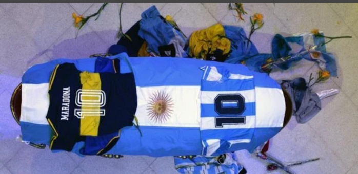 Veillée funèbre de Maradona : L'Argentine rend un dernier hommage à Diego, la Casa Rosada refuse du monde...