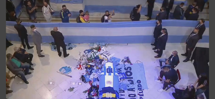 Veillée funèbre de Maradona : L'Argentine rend un dernier hommage à Diego, la Casa Rosada refuse du monde... Veillée funèbre de Maradona : L'Argentine rend un dernier hommage à Diego, la Casa Rosada refuse du monde...