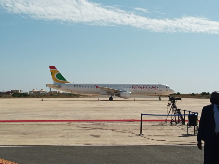 Hommage à Pape Bouba Diop : L'avion qui transporte la dépouille déjà sur le tarmac de l'AIBD.