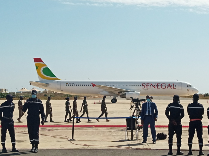 Hommage à Pape Bouba Diop : L'avion qui transporte la dépouille déjà sur le tarmac de l'AIBD.