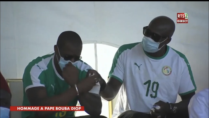 Hommage à Papa Bouba Diop / Henri Camara : « J’ai perdu mon jumeau. Le jour de son décès j’ai quitté le restaurant et me suis enfermé dans ma chambre pour répondre » Hommage à Papa Bouba Diop / Henri Camara : « J’ai perdu mon jumeau. Le jour de son décès j’ai quitté le restaurant et me suis enfermé dans ma chambre pour répondre »