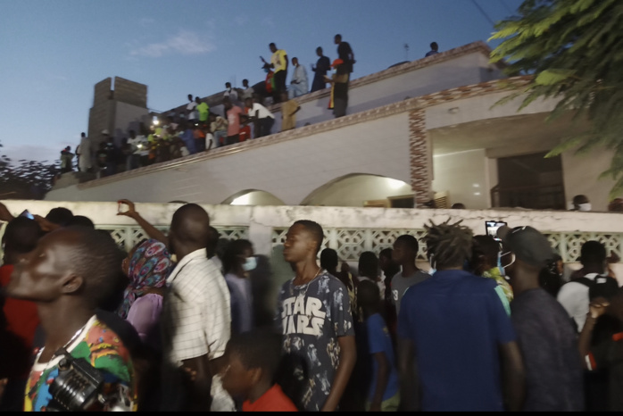 Mosquée de Dangou (Rufisque) : Une foule monstre accueille la dépouille de Pape Bouba Diop. Mosquée de Dangou (Rufisque) : Une foule monstre accueille la dépouille de Pape Bouba Diop.