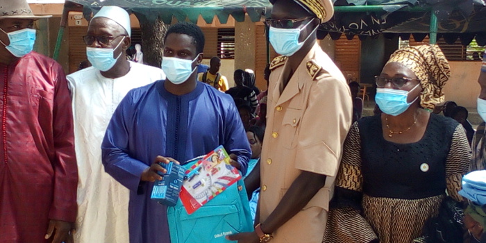 Abdourahmane Baldé, alias Doura du mouvement Kolda debout offre 6000 kits scolaires aux couches vulnérables et les enrôle dans la CMU. Abdourahmane Baldé, alias Doura du mouvement Kolda debout offre 6000 kits scolaires aux couches vulnérables et les enrôle dans la CMU.