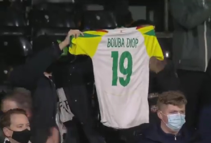 Premier League / Hommage : Pape Bouba Diop à la Une du programme Fulham - Liverpool.
