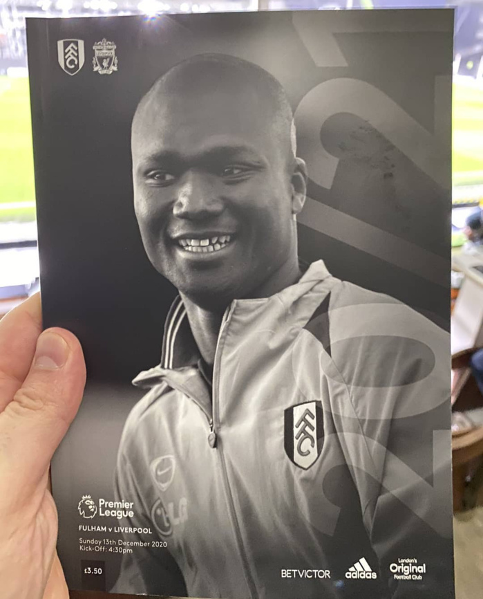 Premier League / Hommage : Pape Bouba Diop à la Une du programme Fulham - Liverpool.