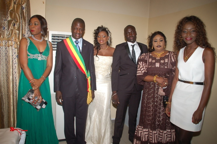 Coumba Gawlo, témoin de mariage de son frère Makhtar Seck, en compagnie de Fatou Guéweul, Aby Ndour et le Dr Malick Diop