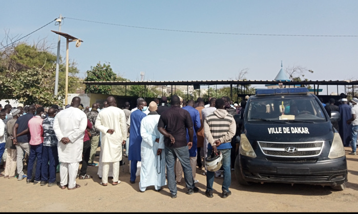 Inhumation Idrissa Diallo : Une dernière émouvante pour le maire de Dalifort accompagné par Khalifa Sall et Cie au cimetière de Yoff... (Reportage) Inhumation Idrissa Diallo : Une dernière émouvante pour le maire de Dalifort accompagné par Khalifa Sall et Cie au cimetière de Yoff... (Reportage)