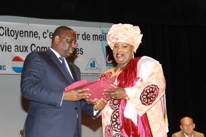 Aminata M'bengue N'diaye, ministre de l'Elevage et Maire de Louga décorée par le Président de la République (IMAGES)