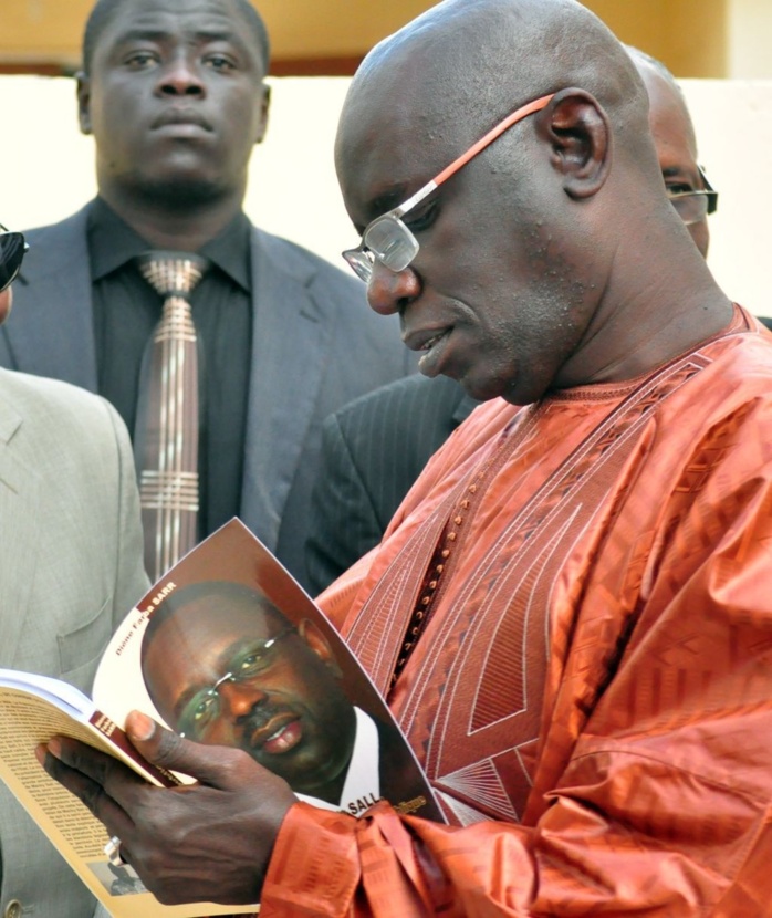 Macky SALL, un combat pour la république : Un livre de combat gagnant de Diène Farba Sarr, Dg de l’Apix