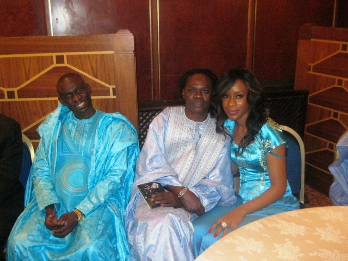 Le mannequin Dyana Seck en compagnie des chanteurs Baba Maal et Pape Diouf