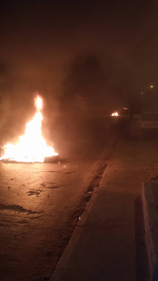 Couvre-feu : Les populations de Guédiawaye ont brûlé des pneus.