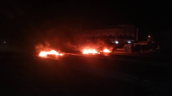 Acte 2 couvre-feu : Ça chauffe à Diamaguène Sicap Mbao. IMAGES) Acte 2 couvre-feu : Ça chauffe à Diamaguène Sicap Mbao. IMAGES)