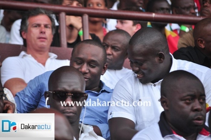Le "golden boy" de l'arène, Aziz Ndiaye avec son ami et collaborateur Elimane Lam au stade