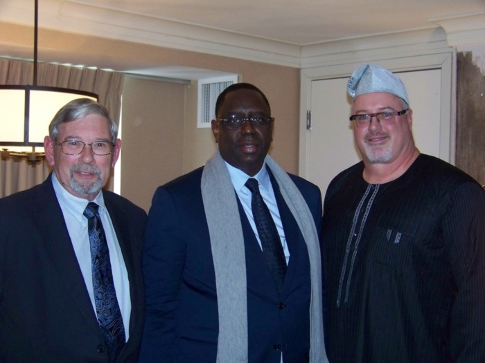 Tim Gipe President CEO EE&G, Reid Sundberg Chef Ingenieur EE&G. avec Macky Sall