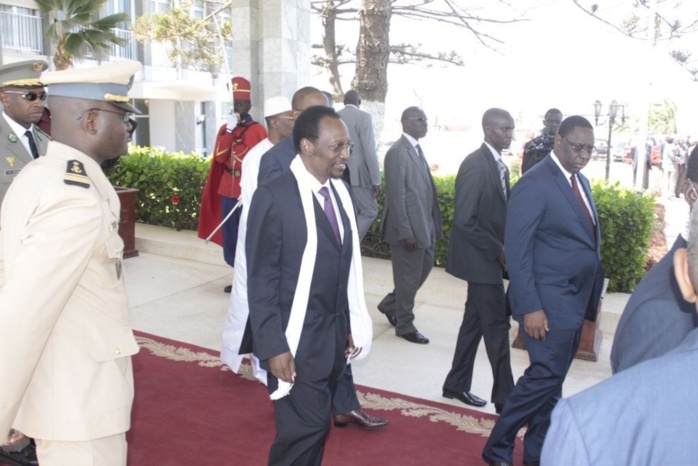 Les images de l'arrivée du président par intérim du Mali à Dakar , Mr Dioncounda Traoré
