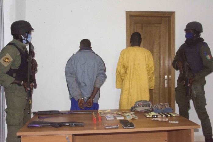 Braquages aux préjudices estimés à 200 millions de FCFA / la Gendarmerie arrête une bande criminelle (16 personnes) de dimension nationale : 5 fusils, 5 coupe-coupe et 3 pistolets saisis.