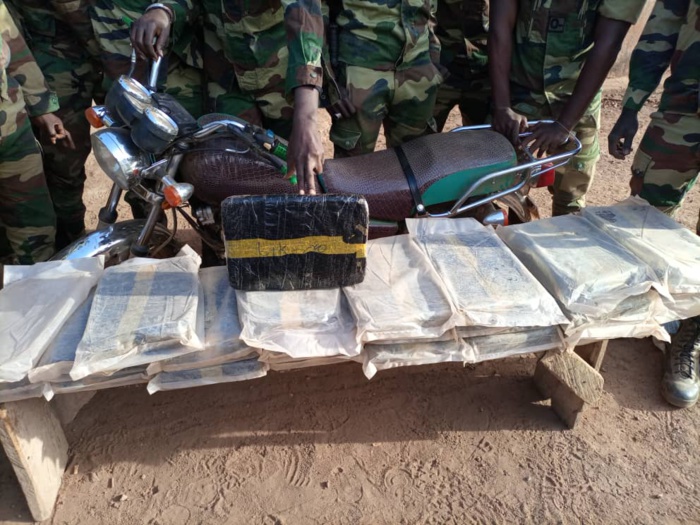 KHOSSANTO : 34Kg de chanvre indien saisis par les militaires du 34e Bataillon de Kédougou. KHOSSANTO : 34Kg de chanvre indien saisis par les militaires du 34e Bataillon de Kédougou.