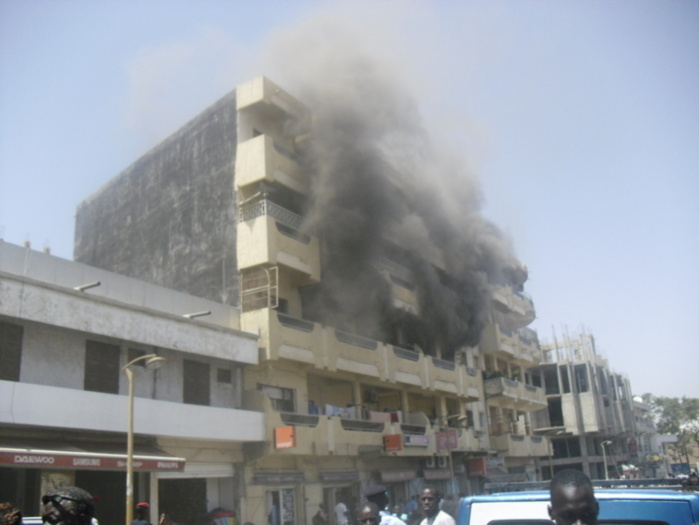 Les images de l'incendie qui s'est déclaré sur l'avenue Lamine Gueye cet après midi (IMAGES)