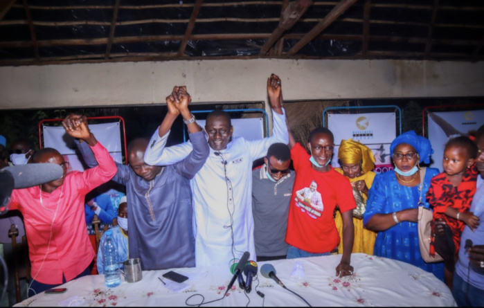 Ralliement à Kolda : le mouvement "Kolda debout" engloutit la coalition Nafooré de Fabouly Gaye (ex PDS). Ralliement à Kolda : le mouvement "Kolda debout" engloutit la coalition Nafooré de Fabouly Gaye (ex PDS).