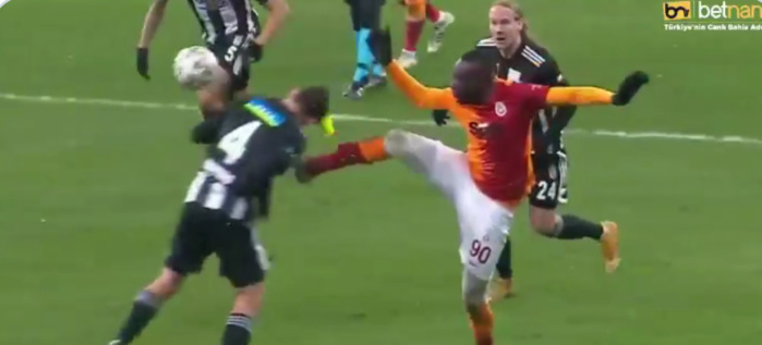Super Lig / Galatasaray : Mbaye Diagne écope d'un carton rouge contre Besiktas. Super Lig / Galatasaray : Mbaye Diagne écope d'un carton rouge contre Besiktas.