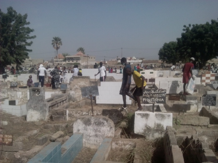Cimetière de Keur Madiabel : Plusieurs tombes auraient été profanées par des individus non identifiés.