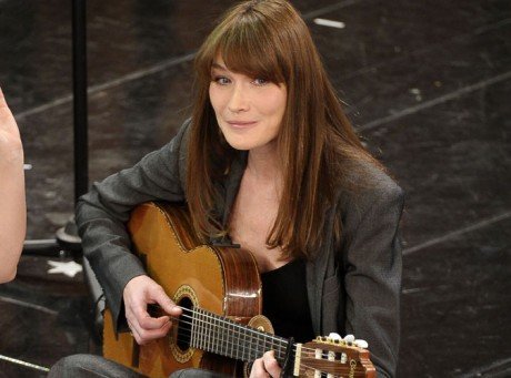 Carla Bruni : sa chanson Le Pingouin en "hommage" à François Hollande ?