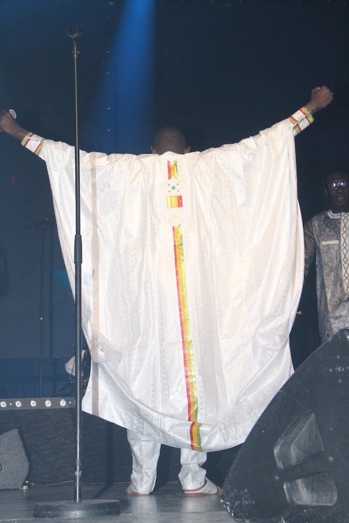 Les images du "Grand Bégué" de Pape Diouf au Zénith de Paris