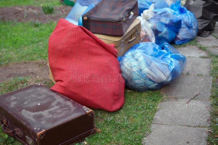 La belle fille et ses enfants jettent les bagages de la belle-mère dans la rue et atterrissent devant le juge