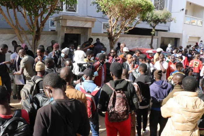 Accusé de viol / Ousmane Sonko soutenu par ses militants chez lui. Accusé de viol / Ousmane Sonko soutenu par ses militants chez lui.