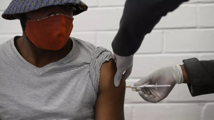 Vaccination anti-covid-19 : L'Afrique du Sud lance sa campagne avec Jonhson et Jonhson et offre son million de doses d'AstraZeneca à l'UA. Vaccination anti-covid-19 : L'Afrique du Sud lance sa campagne avec Jonhson et Jonhson et offre son million de doses d'AstraZeneca à l'UA.