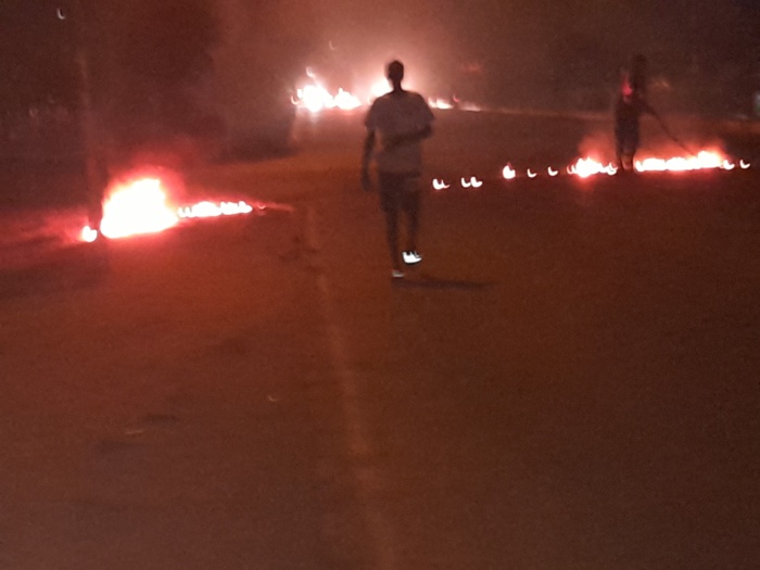 Kaffrine : Des jeunes brûlent des pneus sur la route nationale. Kaffrine : Des jeunes brûlent des pneus sur la route nationale.
