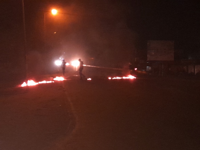 Kaffrine : Des jeunes brûlent des pneus sur la route nationale.