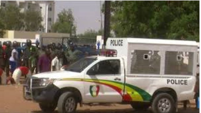 Arrestations des femmes patriotes: leurs camarades en mobilisation devant le commissariat de Dieuppeul réclament leur libération. Arrestations des femmes patriotes: leurs camarades en mobilisation devant le commissariat de Dieuppeul réclament leur libération.