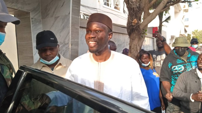 Cité Keur Gorgui: quelques images de la devanture de chez Ousmane Sonko sur le départ pour le Tribunal Cité Keur Gorgui: quelques images de la devanture de chez Ousmane Sonko sur le départ pour le Tribunal