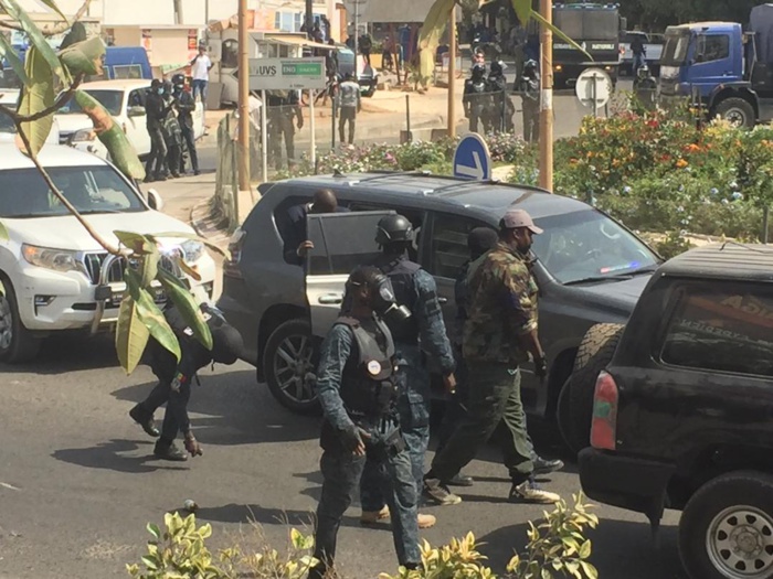 Audition Ousmane Sonko / Le GIGN prend le contrôle de la situation : militants, journalistes et gardes rapprochés écartés du périmètre du convoi Audition Ousmane Sonko / Le GIGN prend le contrôle de la situation : militants, journalistes et gardes rapprochés écartés du périmètre du convoi