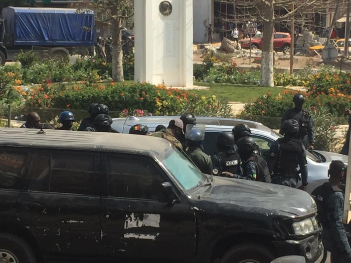 Audition Ousmane Sonko / Le GIGN prend le contrôle de la situation : militants, journalistes et gardes rapprochés écartés du périmètre du convoi