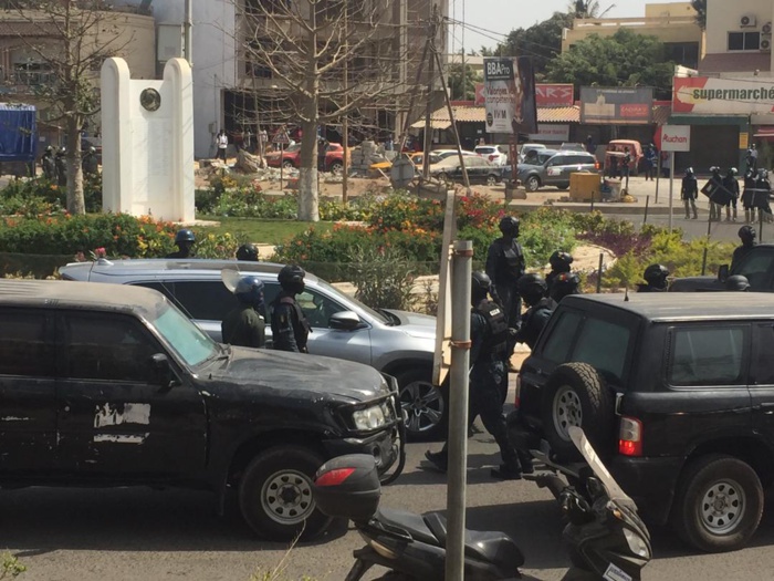 Audition Ousmane Sonko / Le GIGN prend le contrôle de la situation : militants, journalistes et gardes rapprochés écartés du périmètre du convoi Audition Ousmane Sonko / Le GIGN prend le contrôle de la situation : militants, journalistes et gardes rapprochés écartés du périmètre du convoi