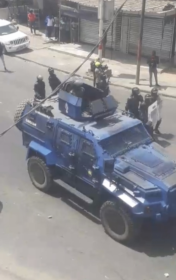 Urgent : Des manifestations devant la brigade de Colobane. Urgent : Des manifestations devant la brigade de Colobane.