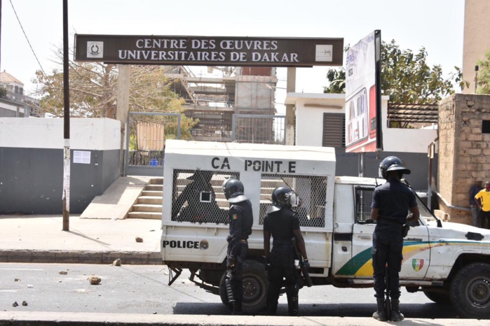 Manifestation à l’Ucad : Les étudiants dictent leur loi sur l’avenue Cheikh Anta Diop... Manifestation à l’Ucad : Les étudiants dictent leur loi sur l’avenue Cheikh Anta Diop...