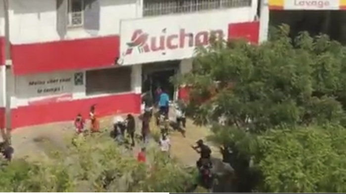 Auchan Point-E pillé : Les manifestants volent la marchandise.