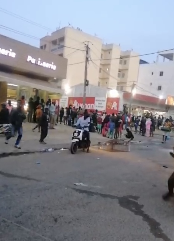 Manifestations : Le magasin de Auchan Nord Foire pillé...