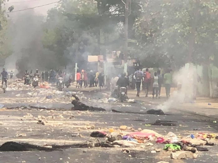 Thiès : Des pneus brûlés par des manifestants à bord de jakarta et encagoulés sur certaines voies principales. Thiès : Des pneus brûlés par des manifestants à bord de jakarta et encagoulés sur certaines voies principales.