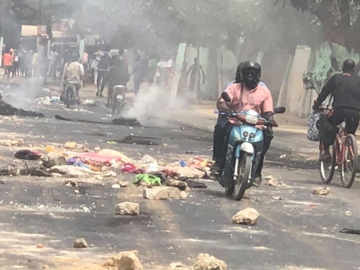 Thiès : Des pneus brûlés par des manifestants à bord de jakarta et encagoulés sur certaines voies principales. Thiès : Des pneus brûlés par des manifestants à bord de jakarta et encagoulés sur certaines voies principales.